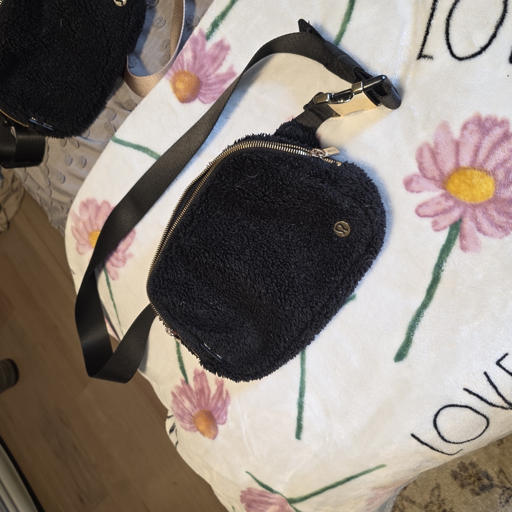 lululemon athletica Black Fleece Crossbody Bag